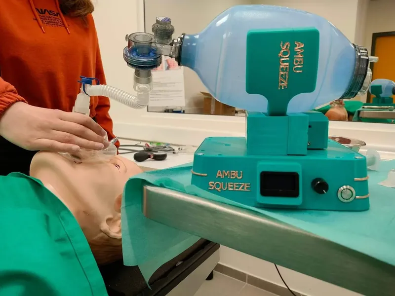 Ambu Squeeze compressing a ventilation bag on a training mannequin
