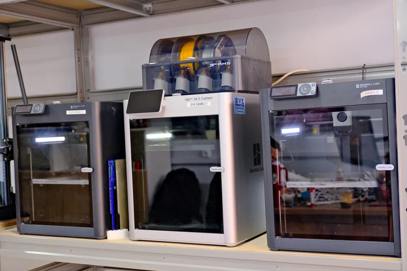 Three 3D printers on a shelf in the SVK3D workshop